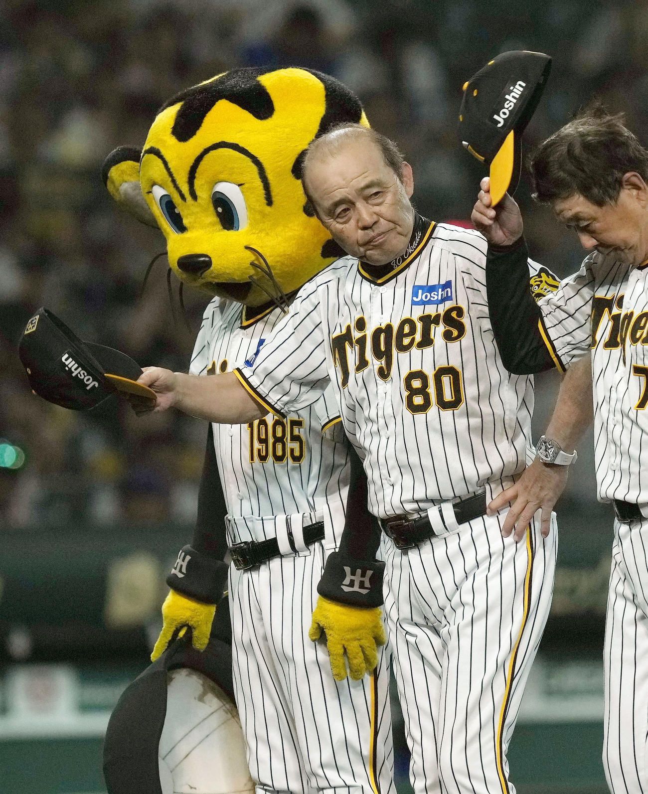 DeNAに勝利し、歓声に応える岡田監督（左）。阪神の監督としての515勝目を挙げ、球団最多記録を更新（共同）