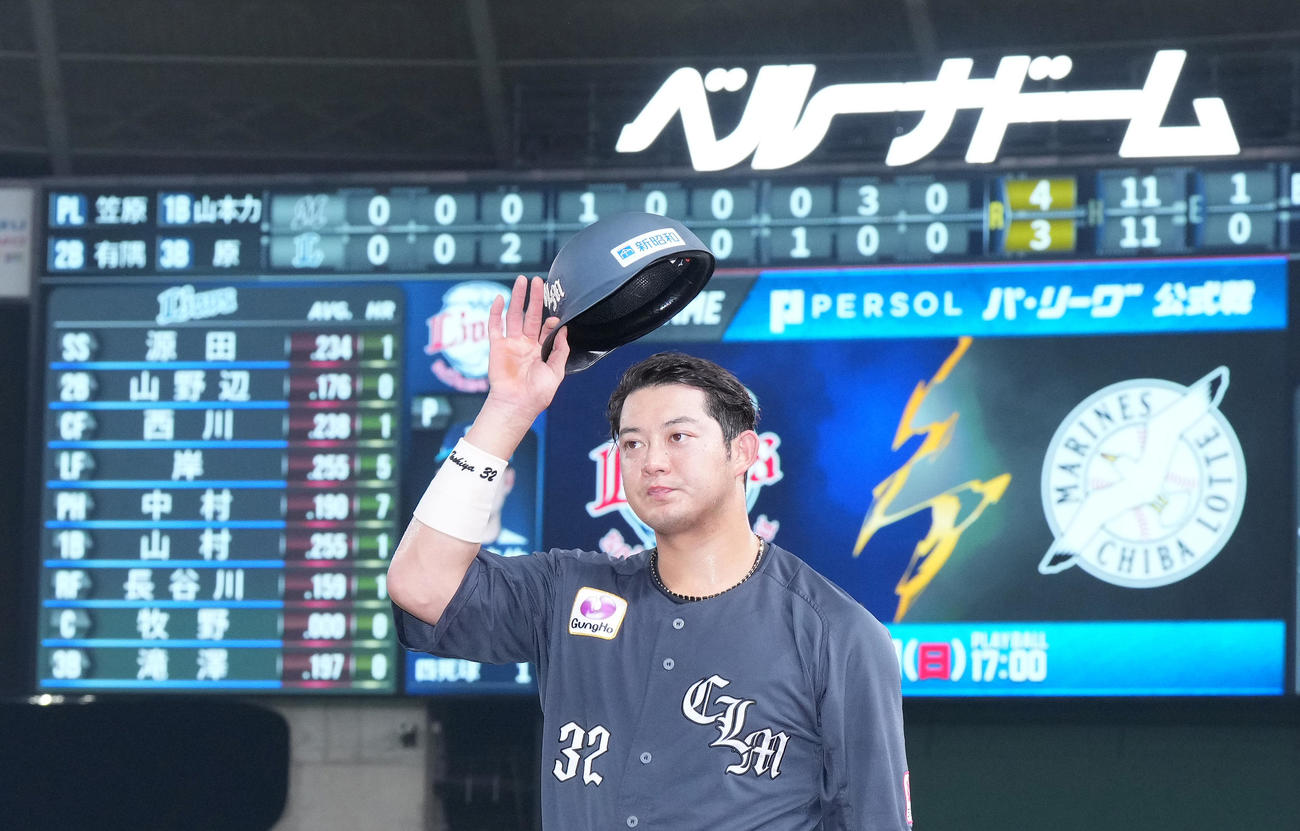 西武に勝利し、ヒーローインタビューでファンの歓声に応えるロッテ佐藤（撮影・菅敏）