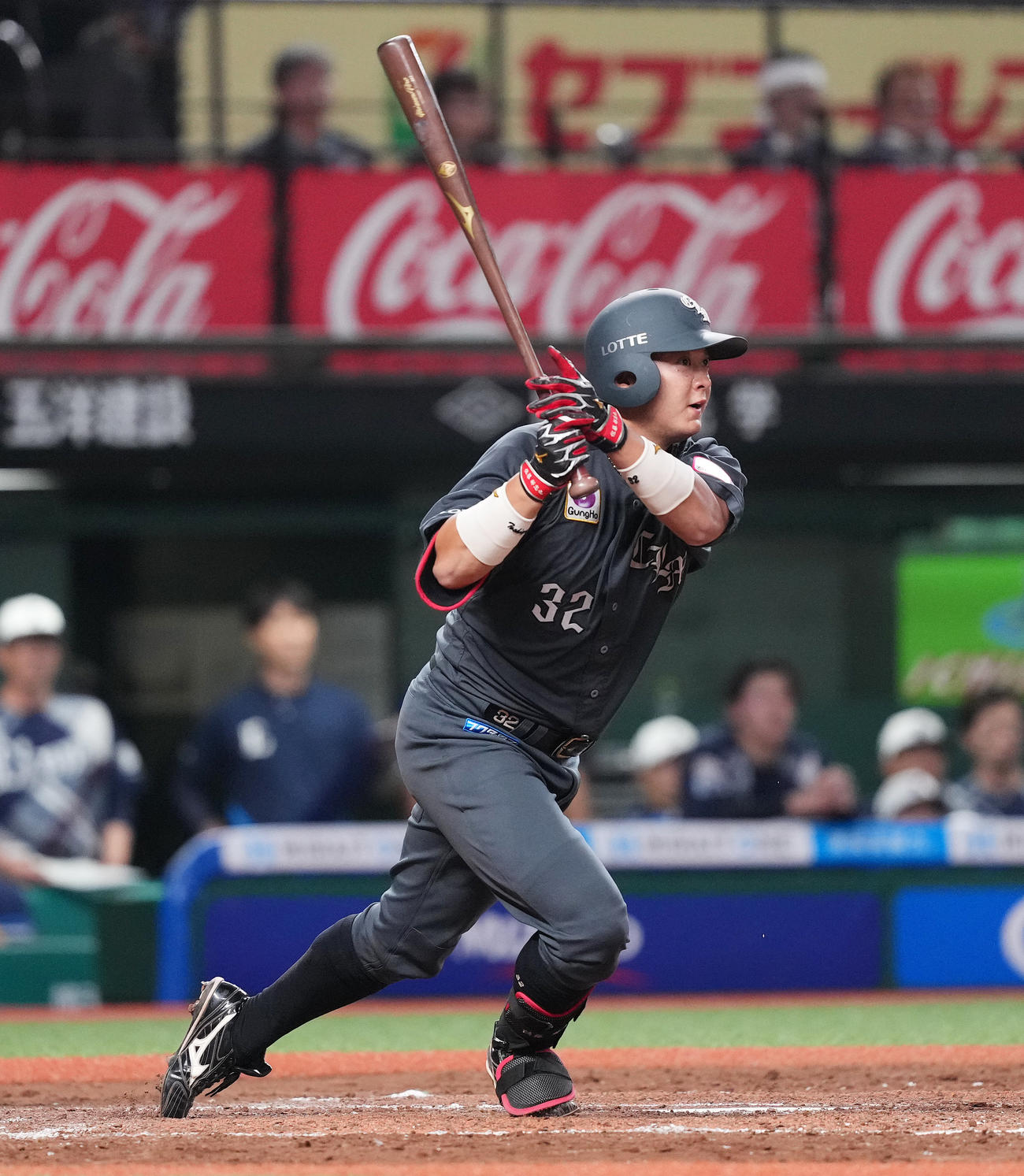 西武対ロッテ　8回表ロッテ1死一、三塁、逆転の右2点適時二塁打を放つ佐藤（撮影・菅敏）