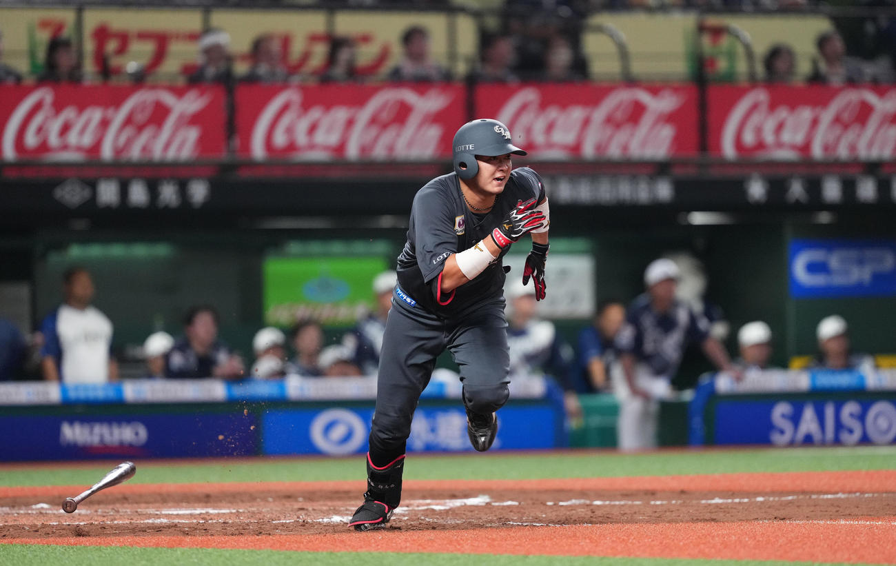 西武対ロッテ　8回表ロッテ1死一、三塁、逆転の右2点適時二塁打を放つ佐藤（撮影・菅敏）