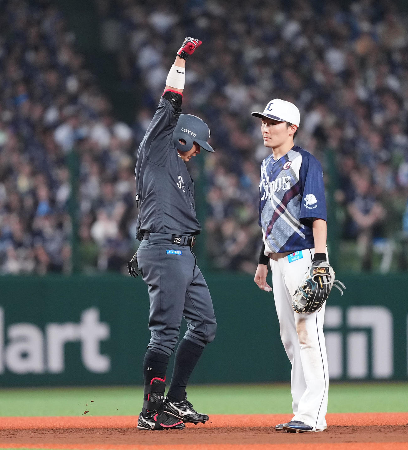 西武対ロッテ　8回表ロッテ1死一、三塁、逆転の右2点適時二塁打を放ち、ガッツポーズを見せる佐藤。右は源田（撮影・菅敏）
