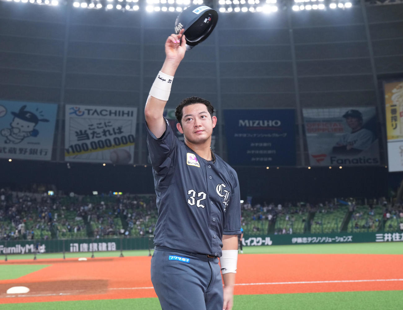 西武に勝利し、ファンの歓声に応えるロッテ佐藤（撮影・菅敏）