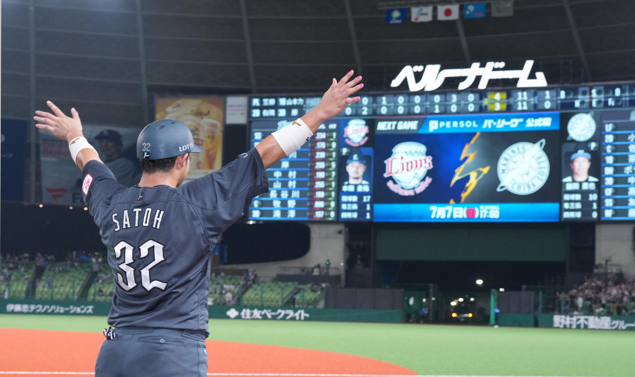 西武に勝利し、ファンの歓声に応えるロッテ佐藤（撮影・菅敏）