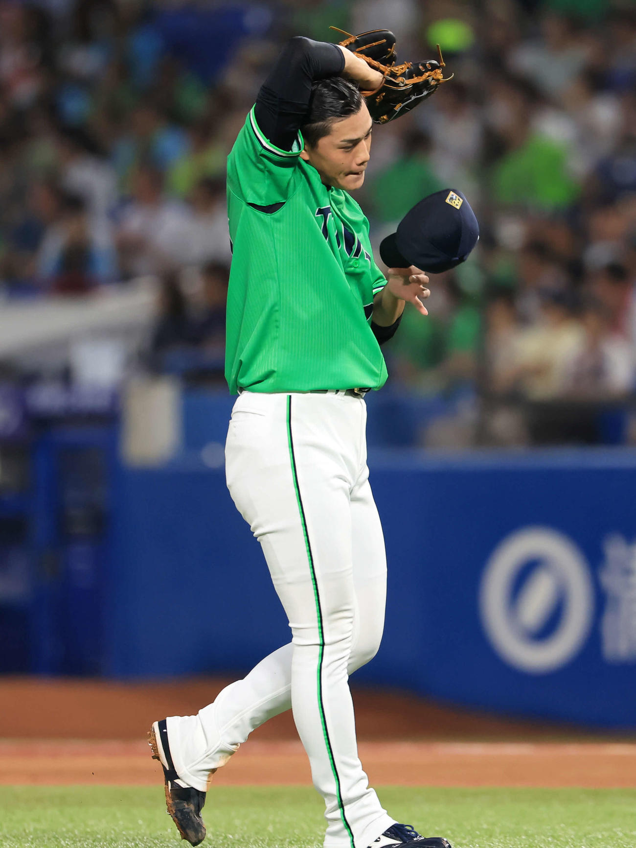 ヤクルト対巨人　1回表巨人2死、連打を浴びて汗をぬぐう高橋（撮影・浅見桂子）