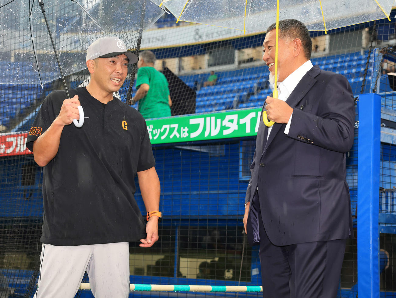 ヤクルト対巨人　試合前練習中、視察に訪れた清原和博氏（右）と話す巨人阿部監督（撮影・浅見桂子）