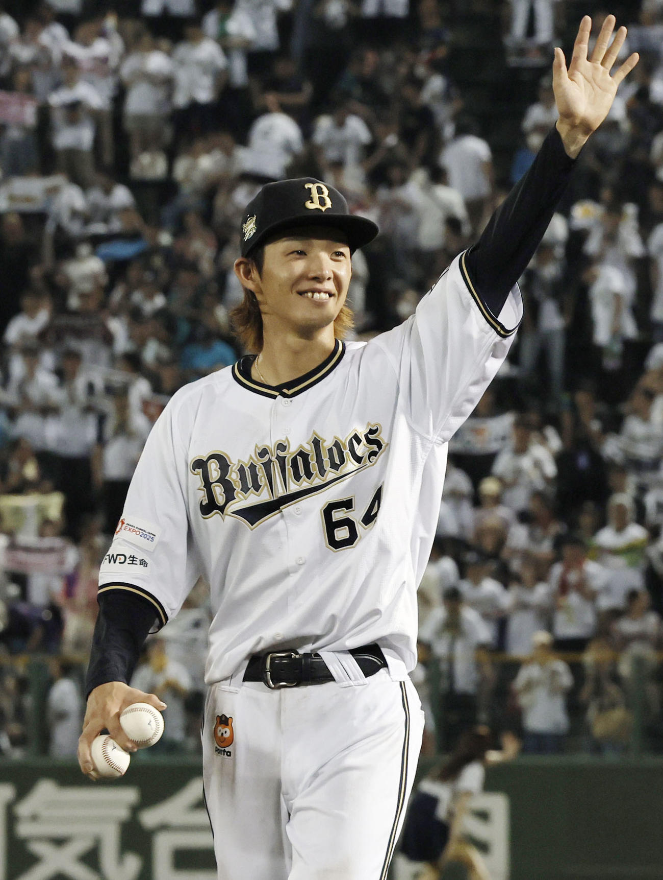 プロ初安打、初打点をマークし、試合後にファンの声援に応えるオリックス・大里（共同）