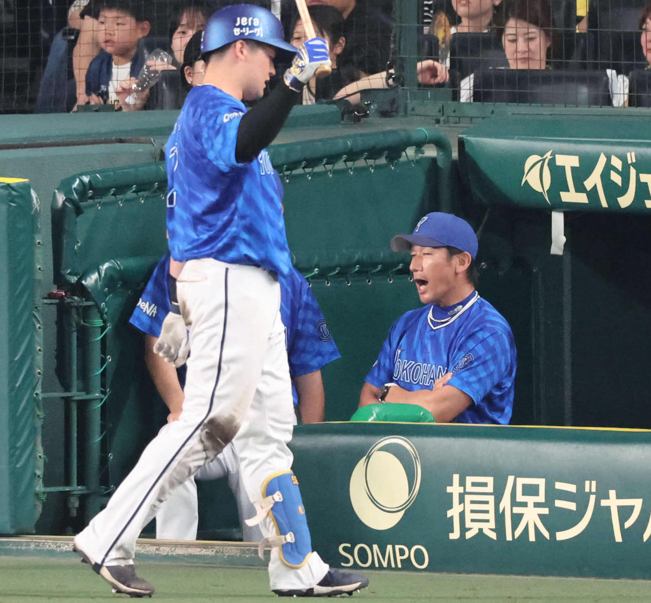 阪神対DeNA 9回表DeNA1死一塁、見逃し三振に倒れて悔しげな牧（左）と三浦監督（撮影・宮崎幸一）