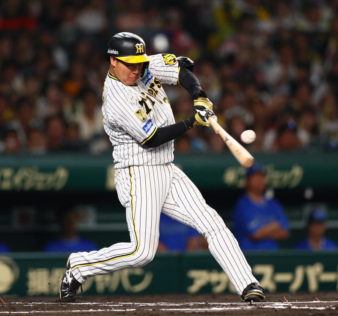 阪神対DeNA　6回裏阪神2死一塁、大山はバットを折りながら左前打を放つ（撮影・上山淳一）