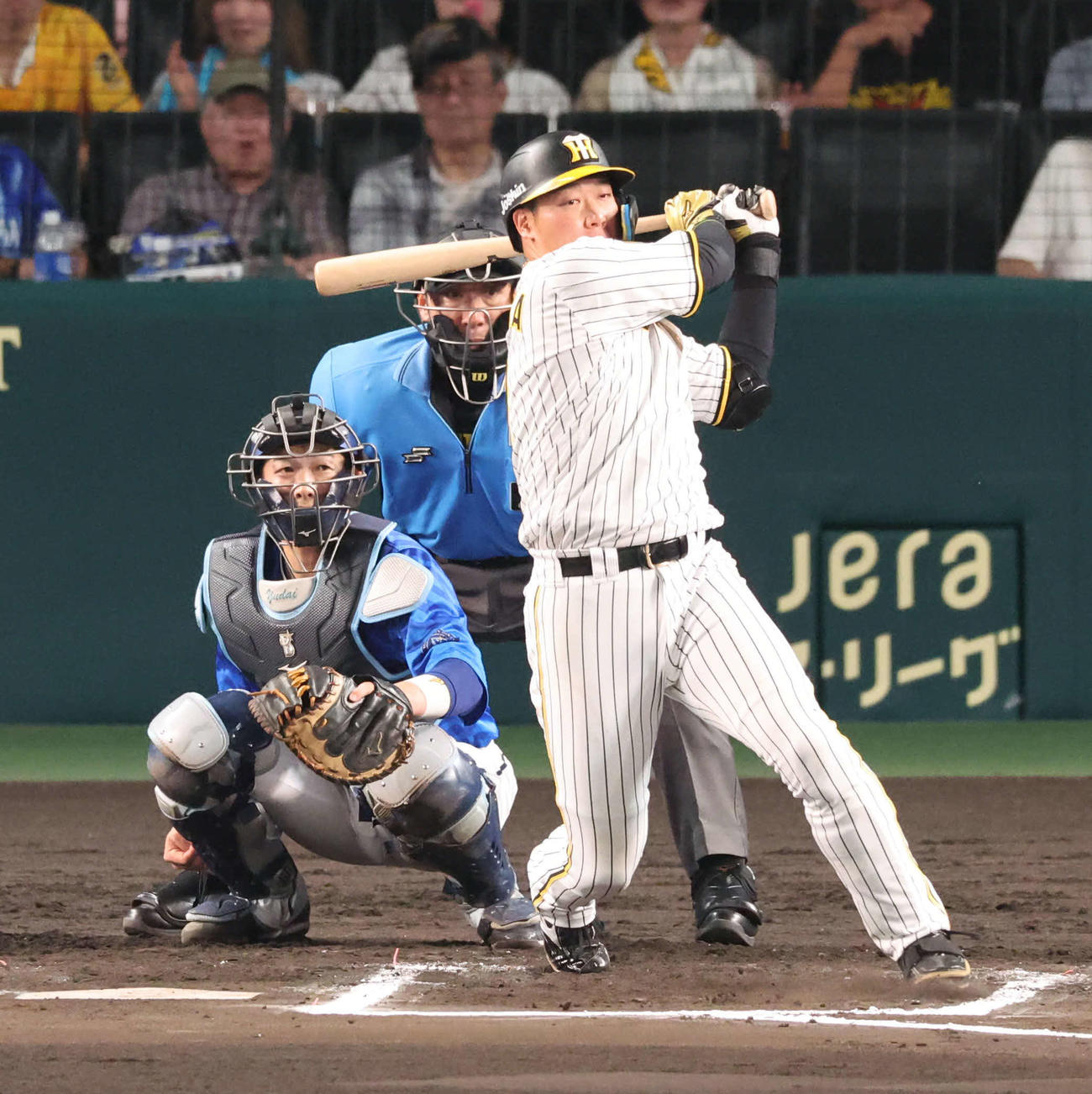 阪神対DeNA　6回裏阪神2死一塁、大山は左前打を放つ（撮影・宮崎幸一）