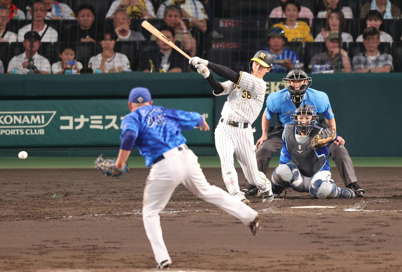 阪神対DeNA　5回裏阪神1死三塁、小幡は右前同点適時打を放つ（撮影・宮崎幸一）