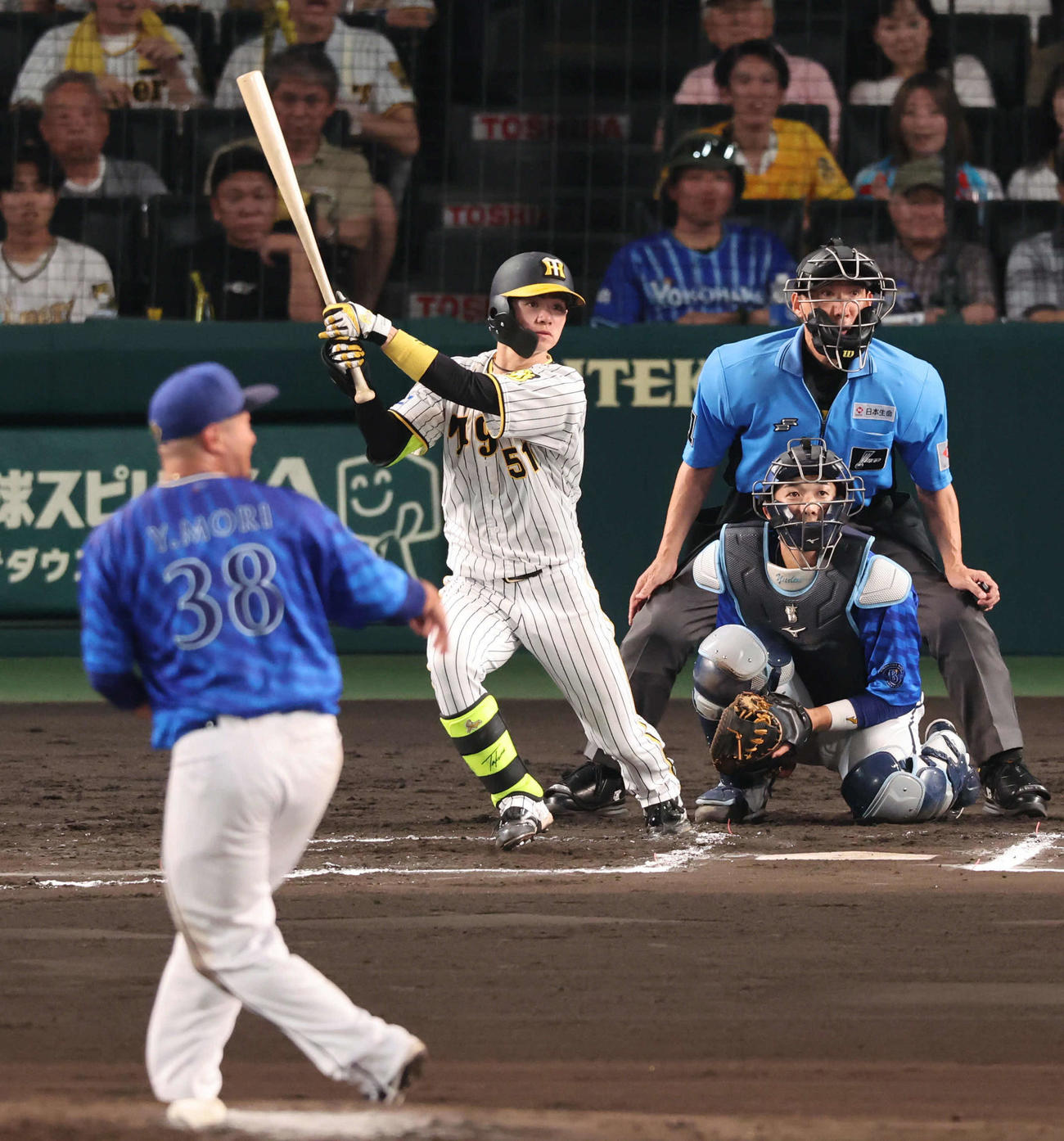 阪神対DeNA　6回裏阪神1死、中野は左前打を放つ（撮影・宮崎幸一）