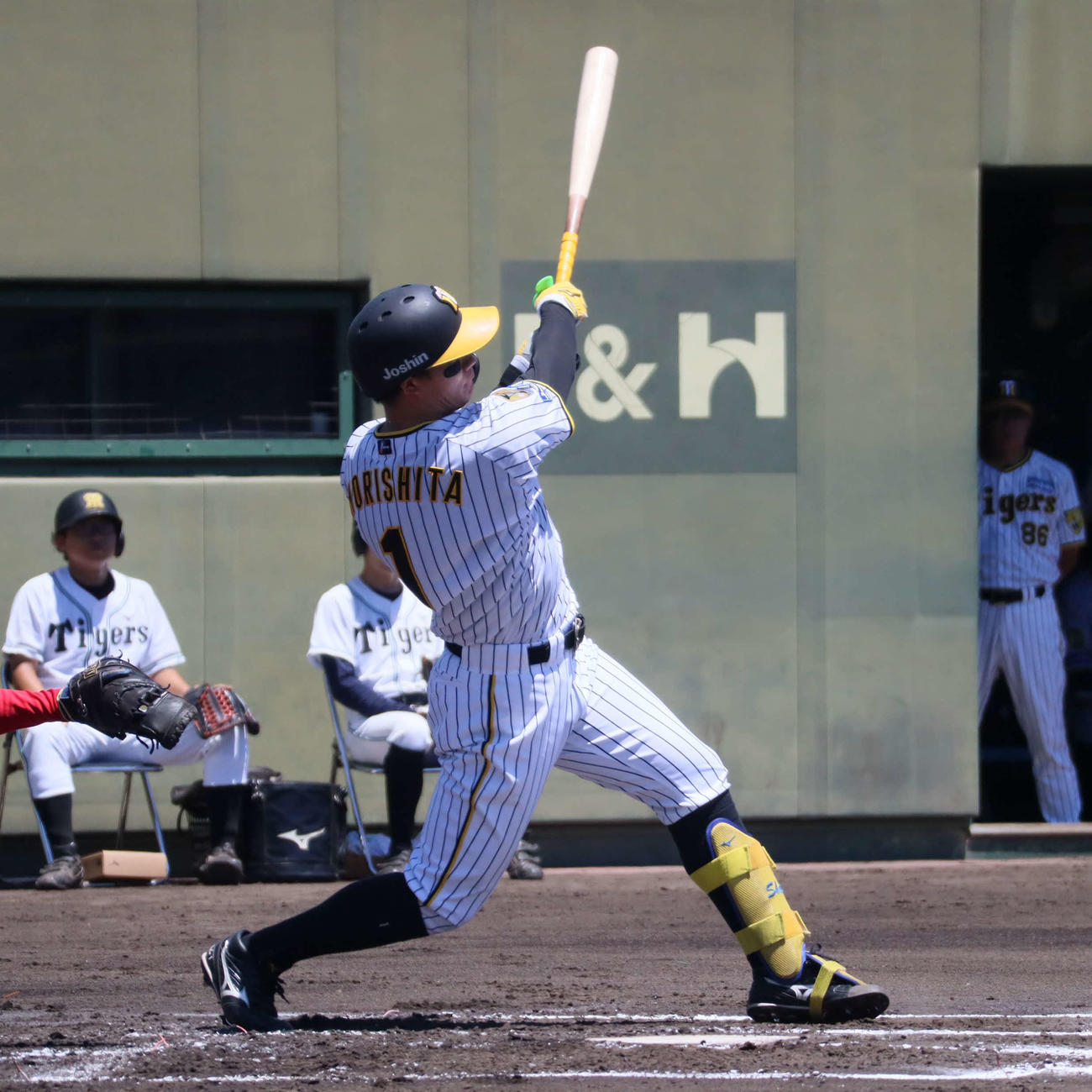 日本生命との交流試合に「3番右翼」で先発し、第1打席に左飛を放つ阪神森下（撮影・村松万里子）