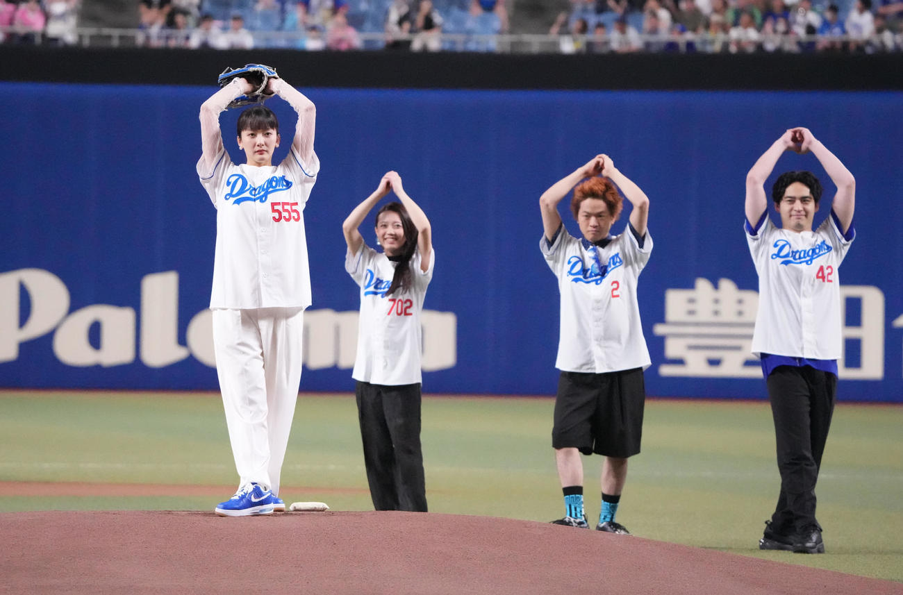 中日対広島　試合前、セレモニアルピッチを行う緑黄色社会の長屋晴子（左）（撮影・森本幸一）