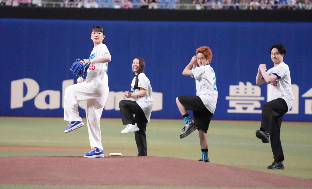 中日対広島　試合前、セレモニアルピッチを行う緑黄色社会の長屋晴子（左）（撮影・森本幸一）