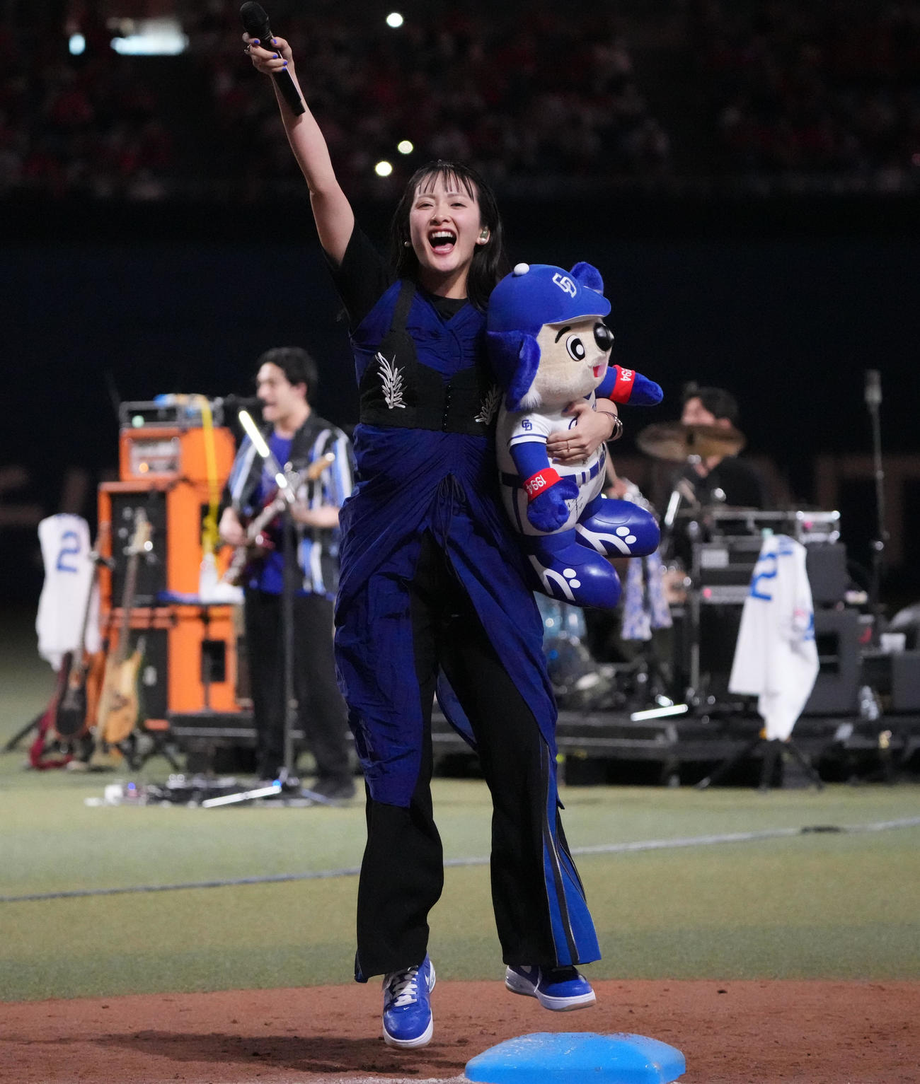 中日対広島　試合後のミニライブで観客を魅了する緑黄色社会のボーカル長屋晴子（撮影・森本幸一）