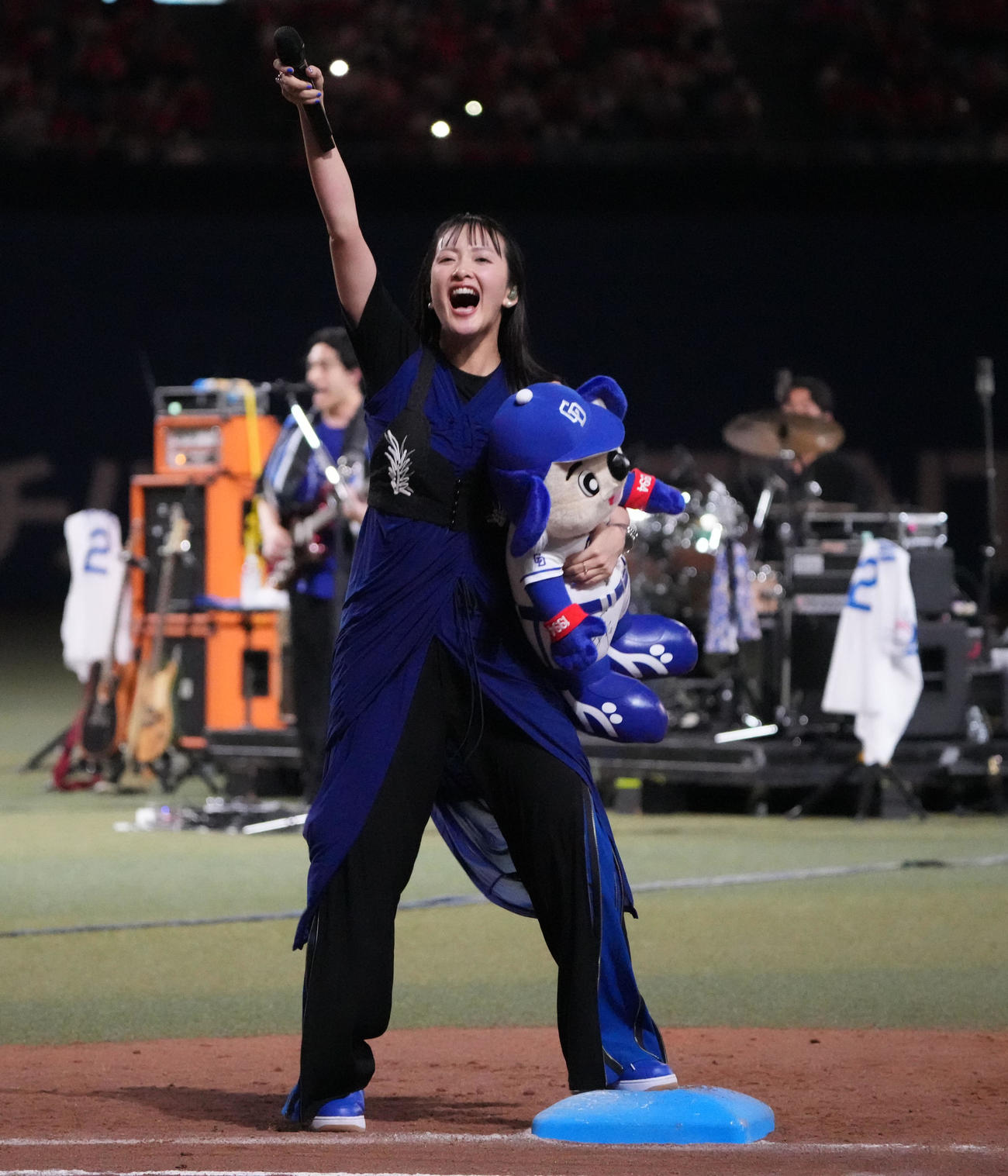 中日対広島　試合後のミニライブで観客を魅了する緑黄色社会のボーカル長屋晴子（撮影・森本幸一）