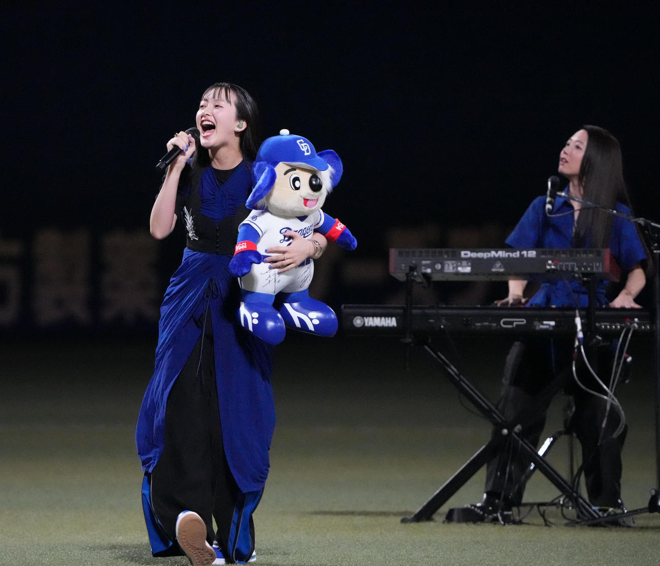 中日対広島　試合後のミニライブで観客を魅了する緑黄色社会のボーカル長屋晴子（左）（撮影・森本幸一）