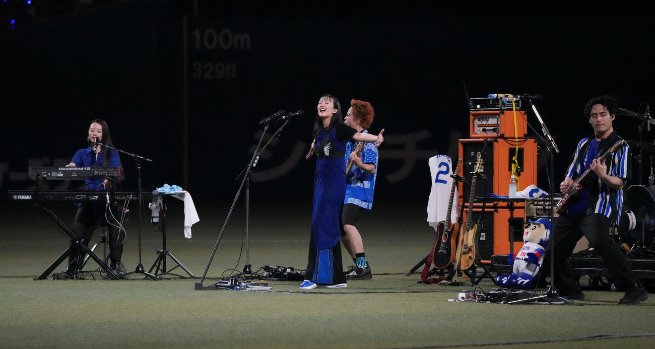 中日対広島　試合後のミニライブで観客を魅了する緑黄色社会（撮影・森本幸一）