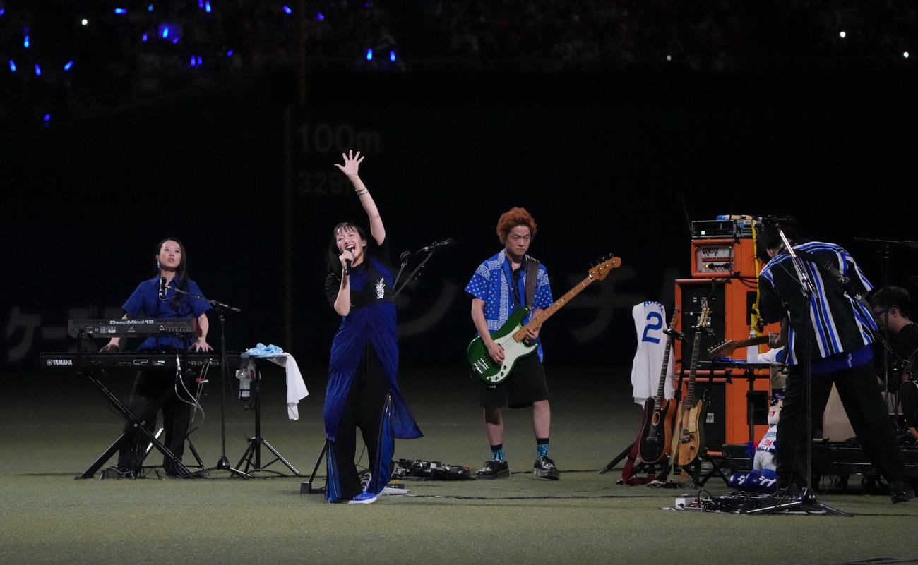 中日対広島　試合後のミニライブで観客を魅了する緑黄色社会（撮影・森本幸一）