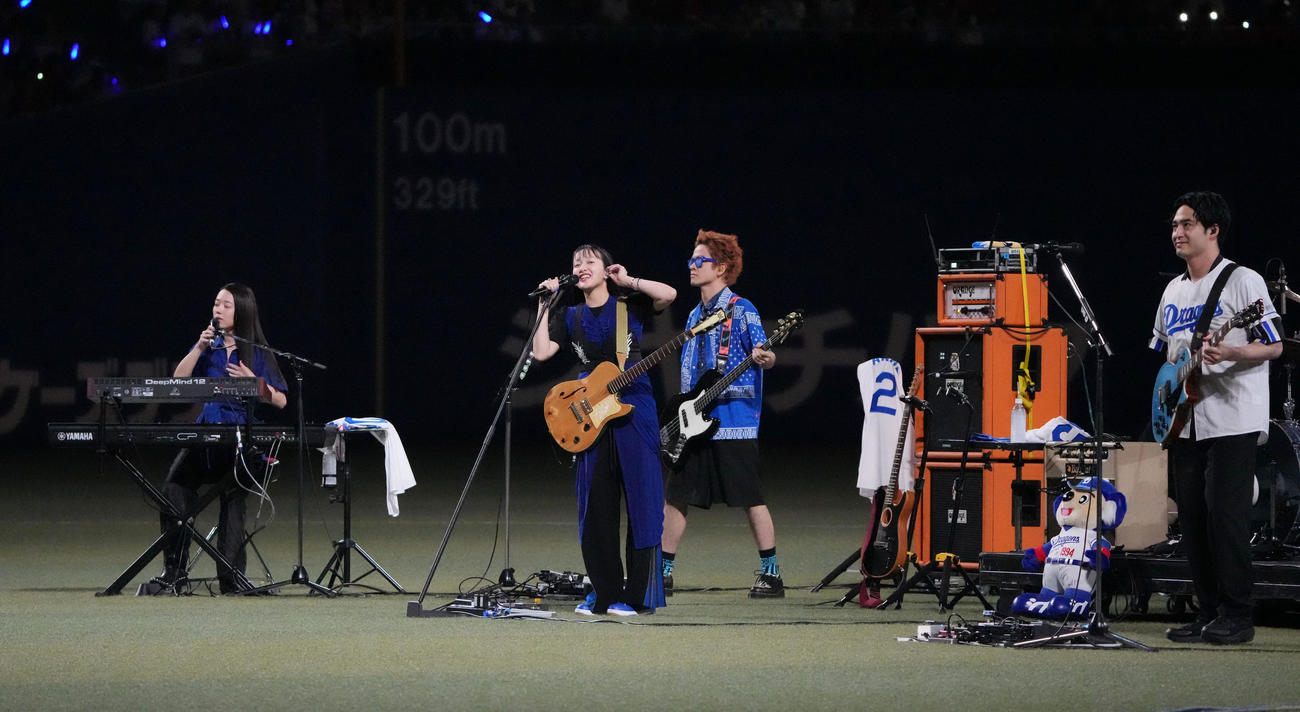 中日対広島　試合後のミニライブで観客を魅了する緑黄色社会（撮影・森本幸一）