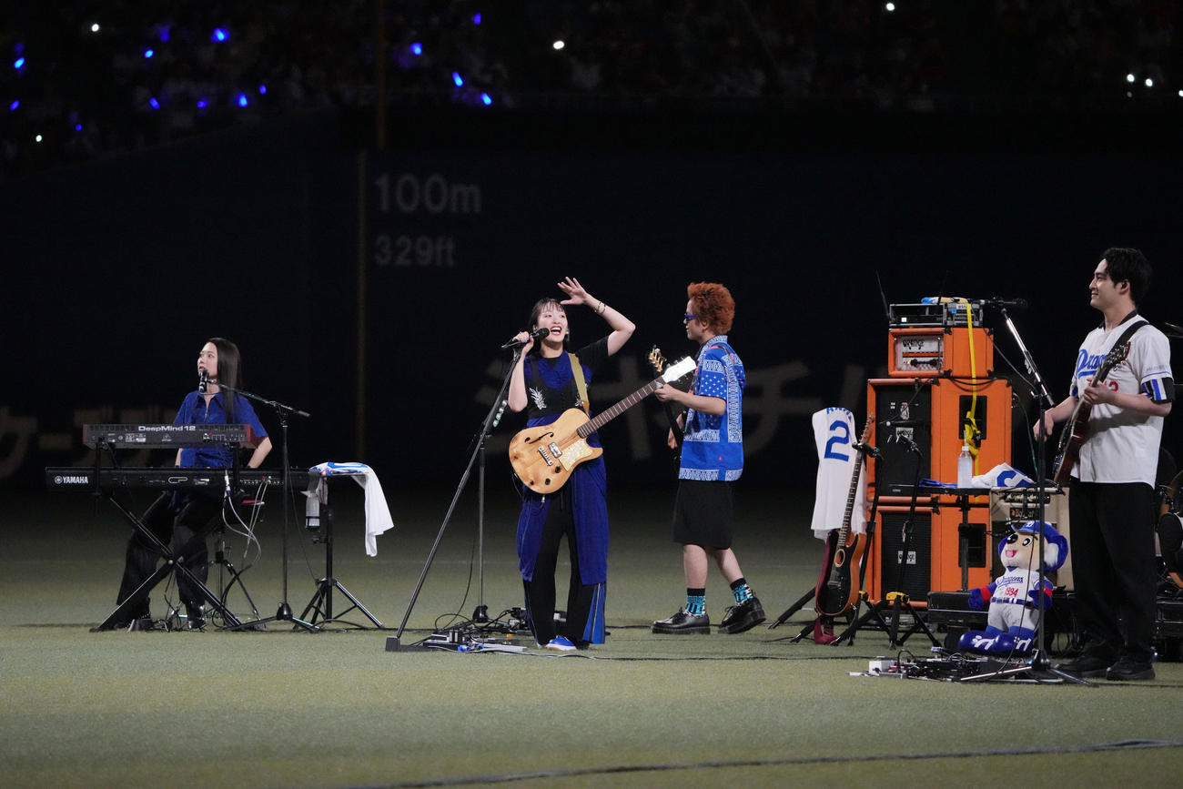 中日対広島　試合後のミニライブで観客を魅了する緑黄色社会（撮影・森本幸一）