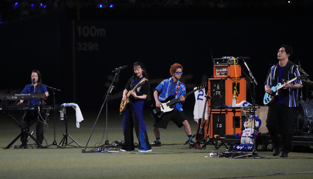 中日対広島　試合後のミニライブで観客を魅了する緑黄色社会（撮影・森本幸一）
