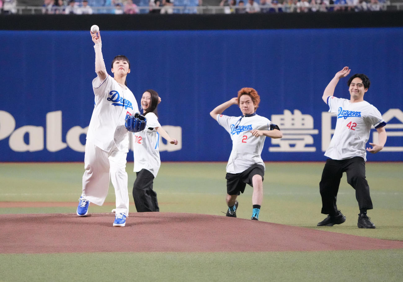 中日対広島　試合前、セレモニアルピッチを行う緑黄色社会の長屋晴子（左）（撮影・森本幸一）