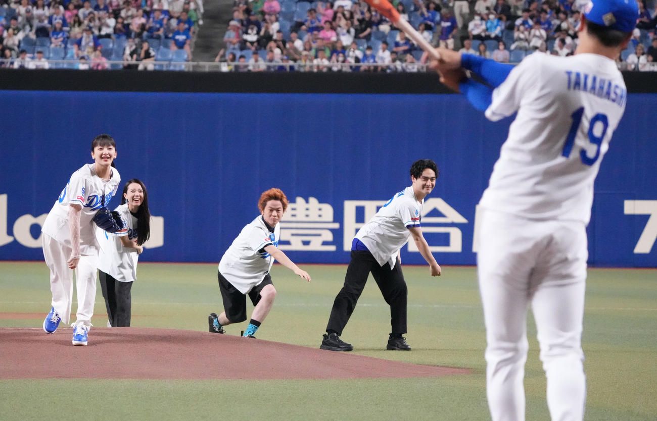 中日対広島　試合前、セレモニアルピッチを行う緑黄色社会の長屋晴子（左）（撮影・森本幸一）