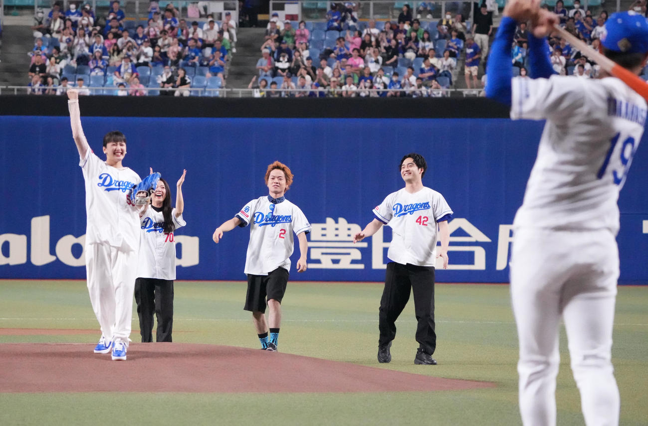 中日対広島　試合前、セレモニアルピッチを行う緑黄色社会の長屋晴子（左）（撮影・森本幸一）