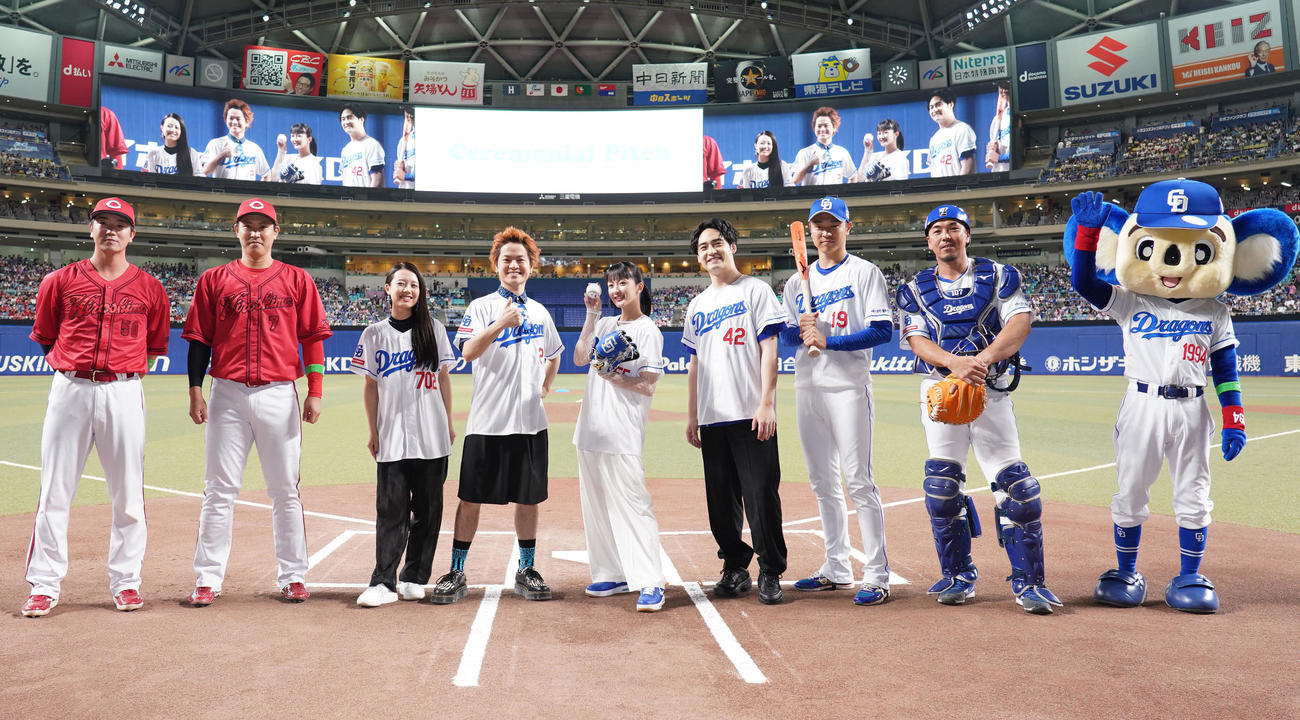 中日対広島　試合前、セレモニアルピッチを行い記念撮影に納まる緑黄色社会メンバーと長屋晴子（中央）（撮影・森本幸一）