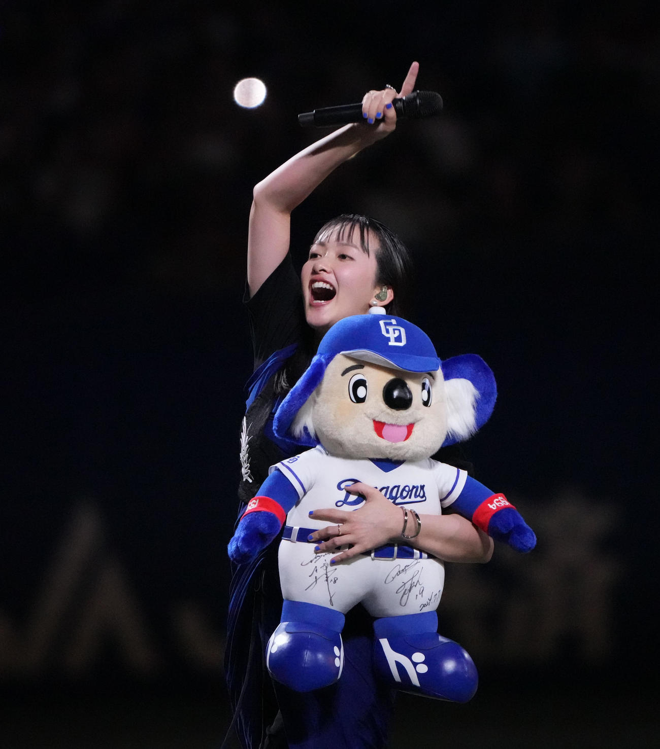 中日対広島　試合後のミニライブで観客を魅了する緑黄色社会のボーカル長屋晴子（撮影・森本幸一）