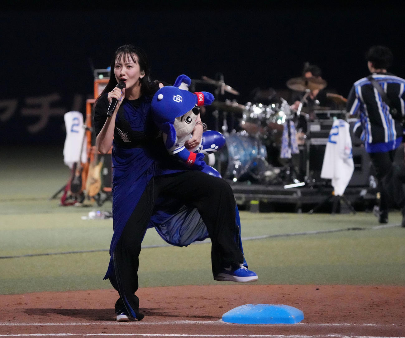 中日対広島　試合後のミニライブで観客を魅了する緑黄色社会のボーカル長屋晴子（撮影・森本幸一）