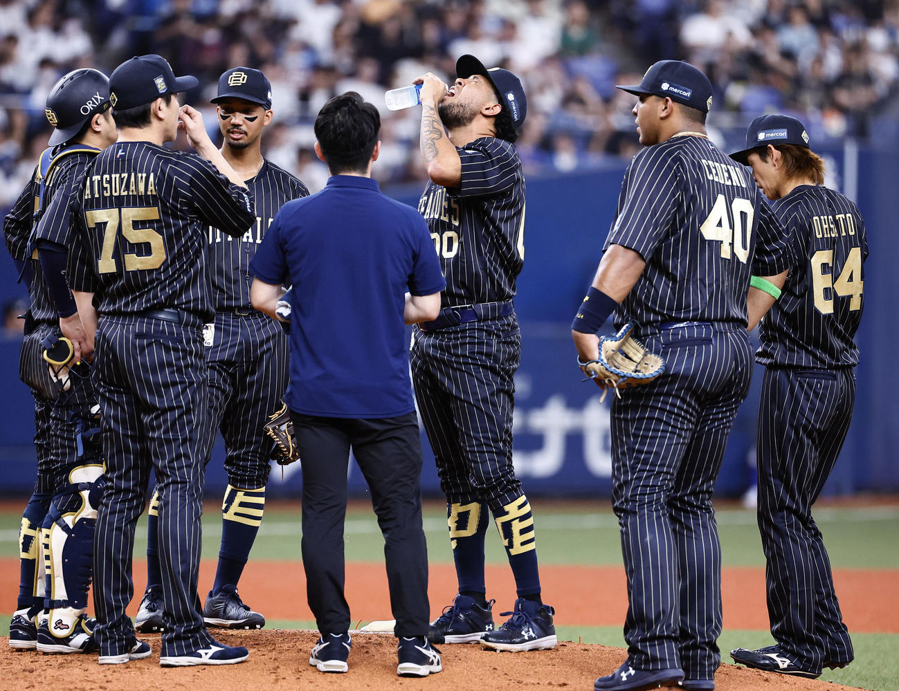 オリックス対日本ハム　5回表日本ハム1死一、三塁、五十幡に投前スクイズを許し、マウンドで水を飲むエスピノーザ（中央）（撮影・藤尾明華）
