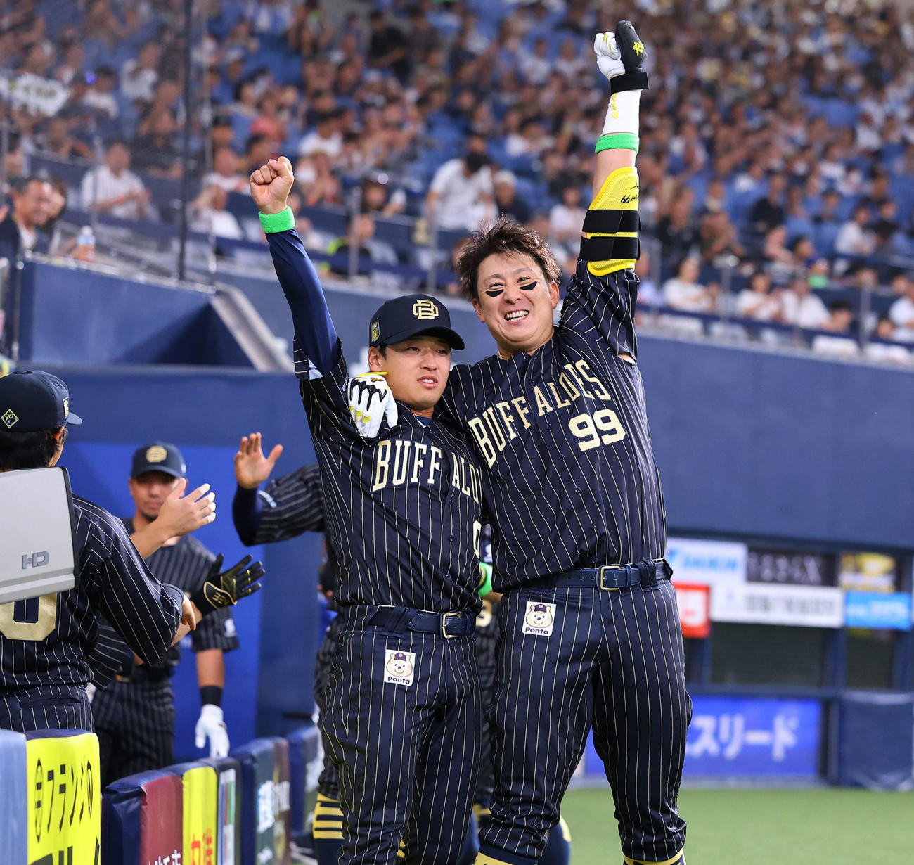 オリックス対日本ハム　6回裏オリックス2死三塁、勝ち越しの2点本塁打を放ち渡部（左）とポーズをとる杉本（撮影・藤尾明華）