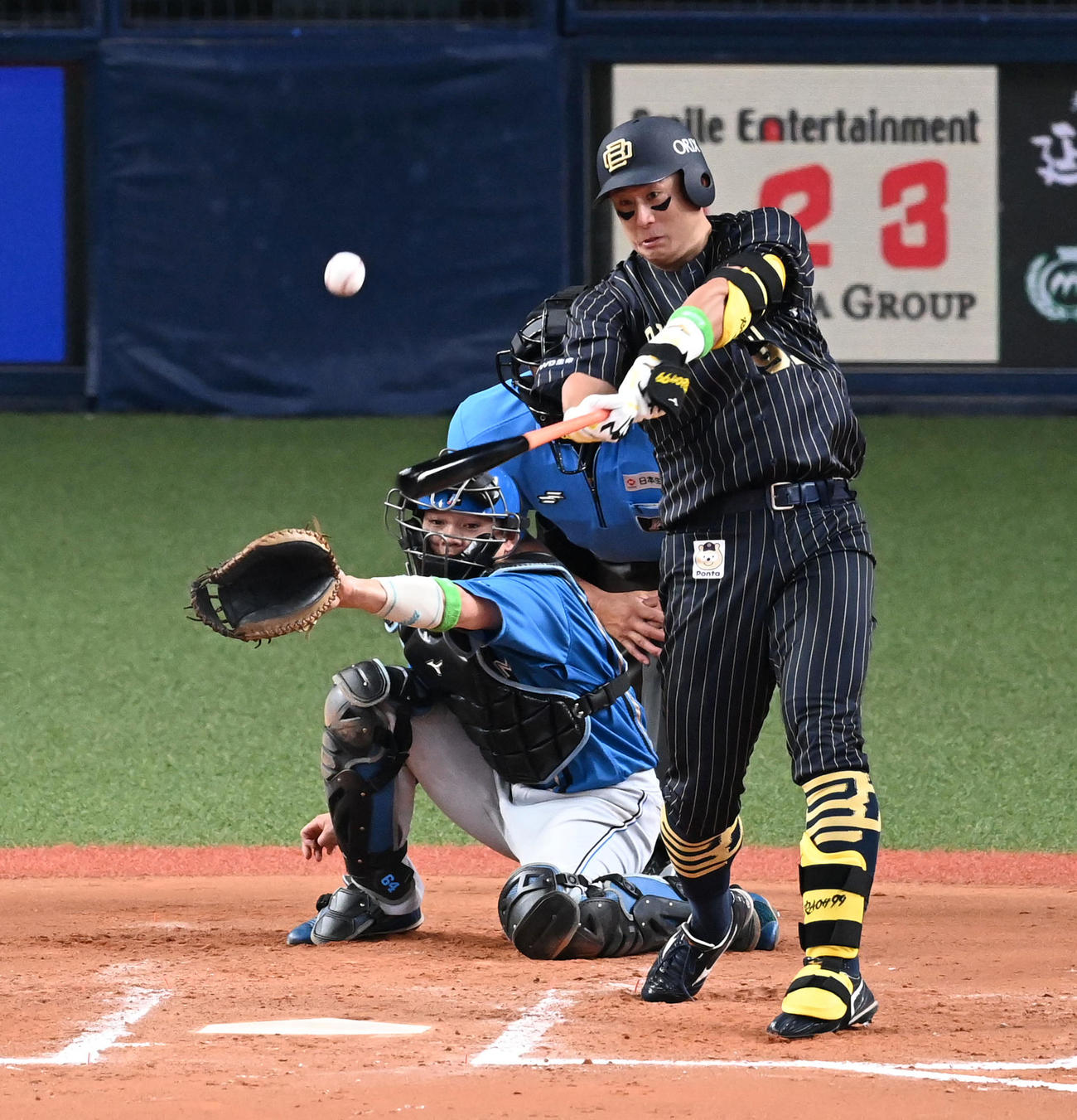 オリックス対日本ハム　6回裏オリックス2死三塁、杉本は左中間に2点本塁打を放つ（撮影・前岡正明）