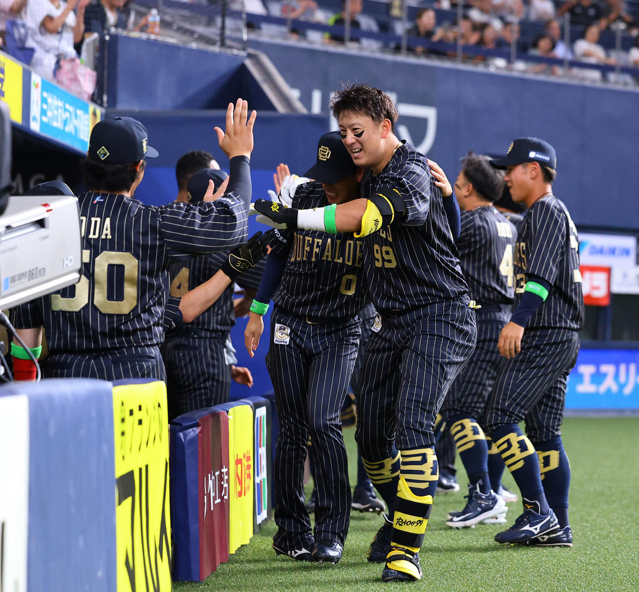 オリックス対日本ハム　6回裏オリックス2死三塁、杉本は勝ち越しの2点本塁打を放ち、笑顔でナインとタッチを交わす（撮影・藤尾明華）
