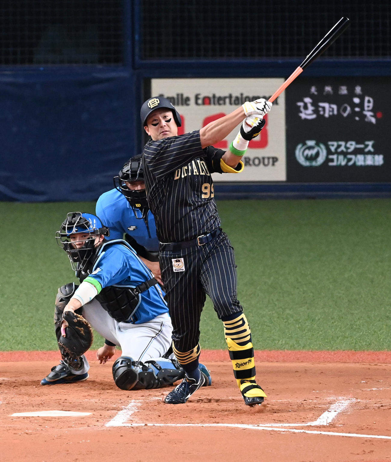 オリックス対日本ハム　6回裏オリックス2死三塁、杉本は左中間に2点本塁打を放つ（撮影・前岡正明）