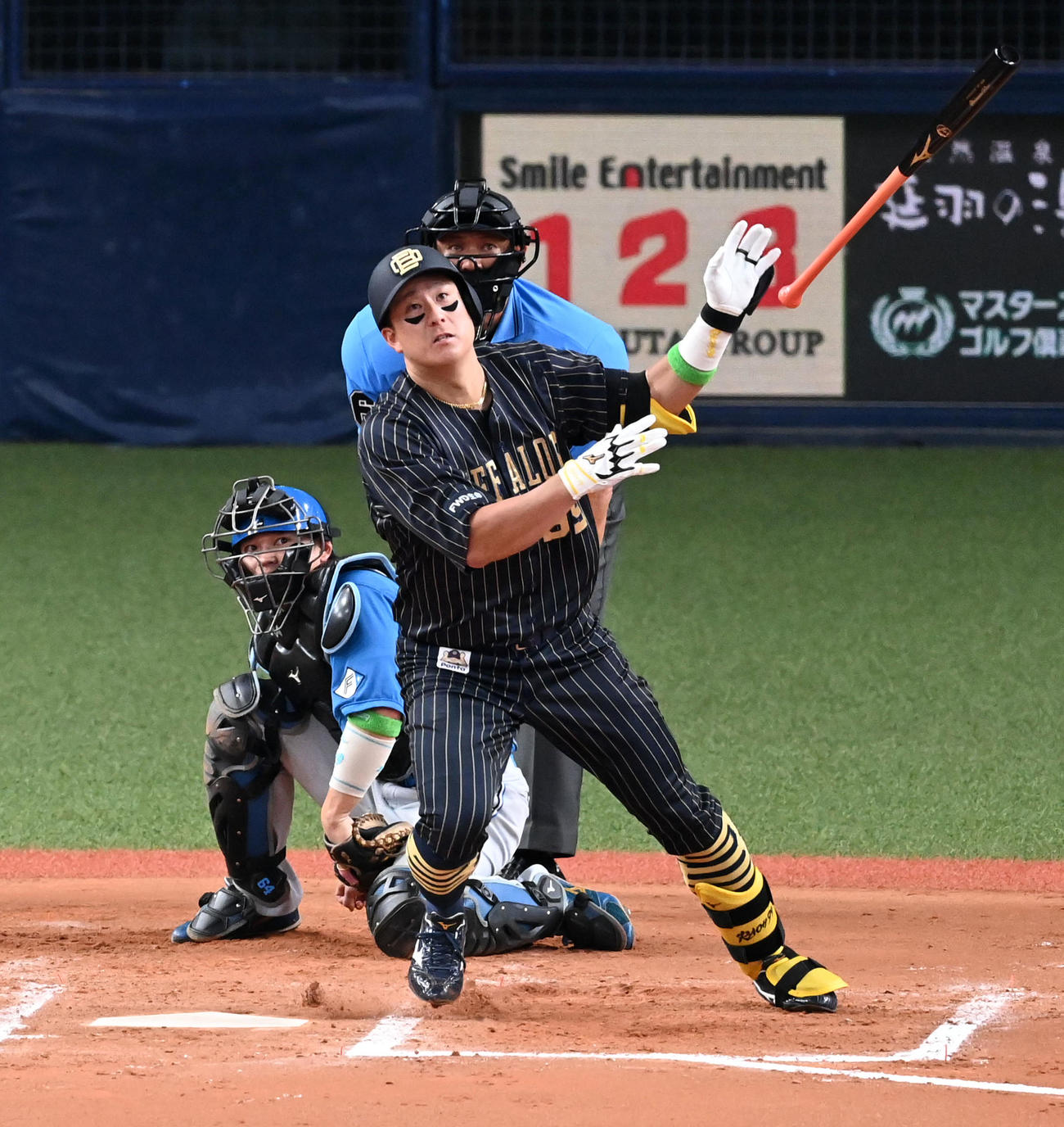 オリックス対日本ハム　6回裏オリックス2死三塁、杉本は左中間に2点本塁打を放つ（撮影・前岡正明）