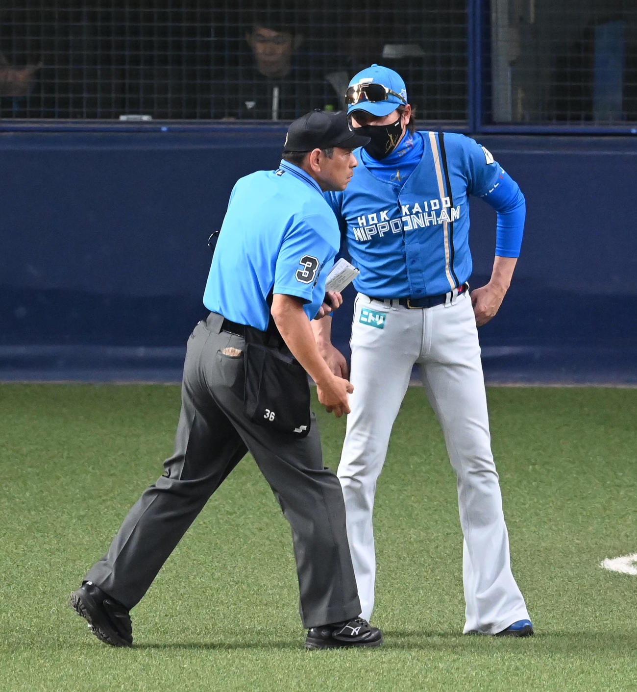 オリックス対日本ハム　6回裏オリックス2死一、二塁、伊藤の交代を告げる新庄監督（撮影・前岡正明）