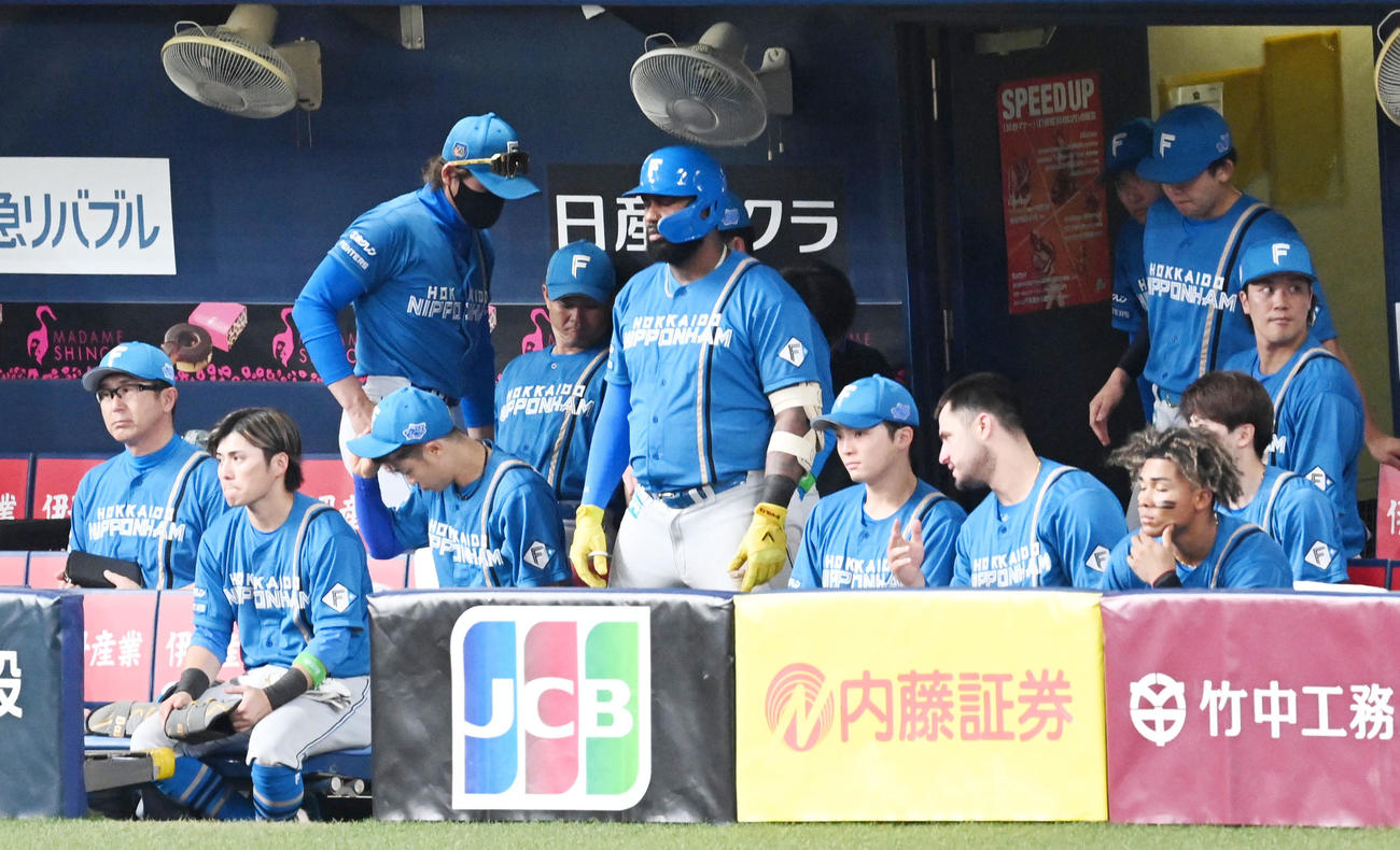 オリックス対日本ハム　オリックスに敗れがっくりと引き揚げる新庄監督（左）（撮影・前岡正明）