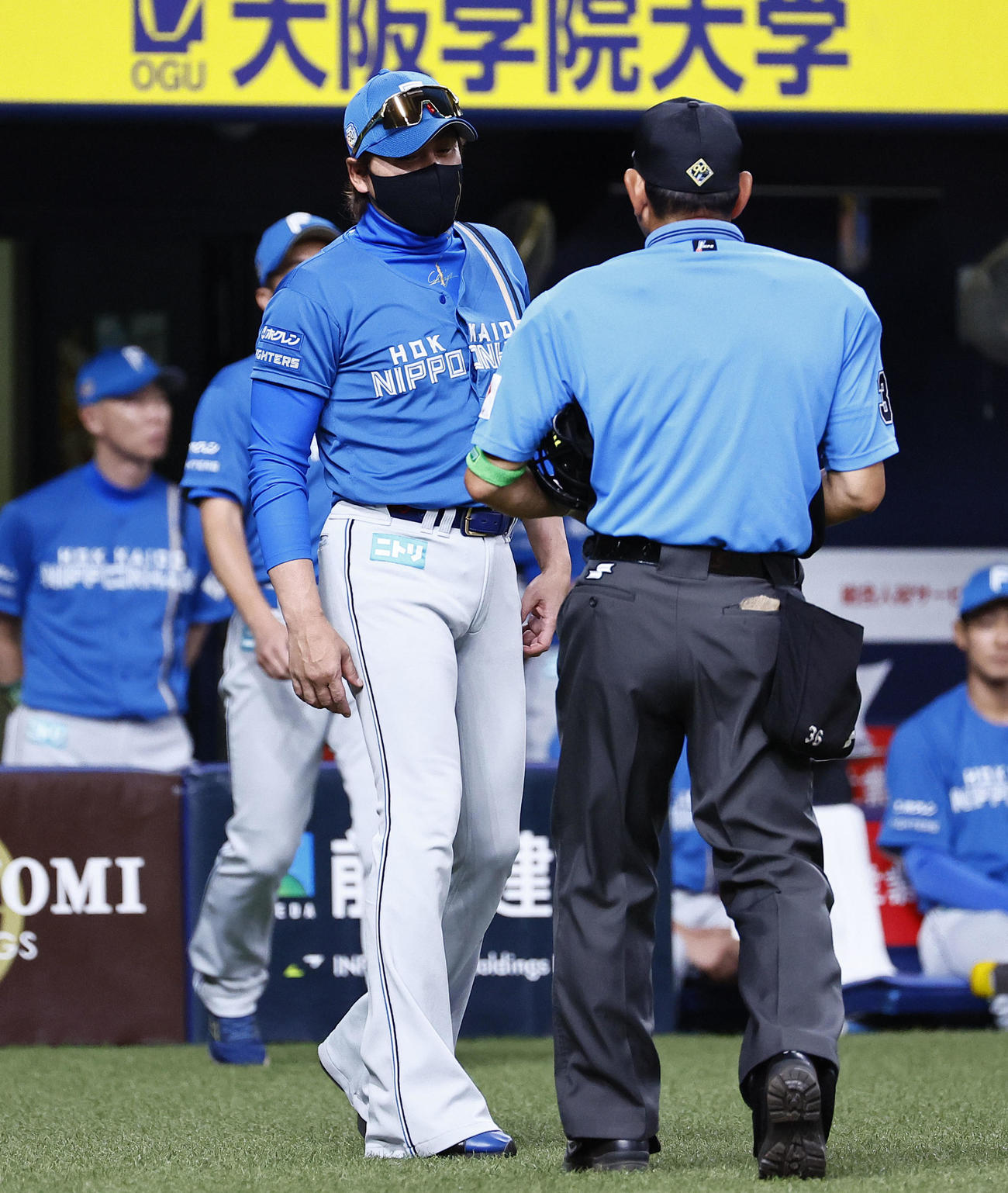 オリックス対日本ハム　6回裏オリックス2死、投手交代を告げる新庄監督（撮影・藤尾明華）