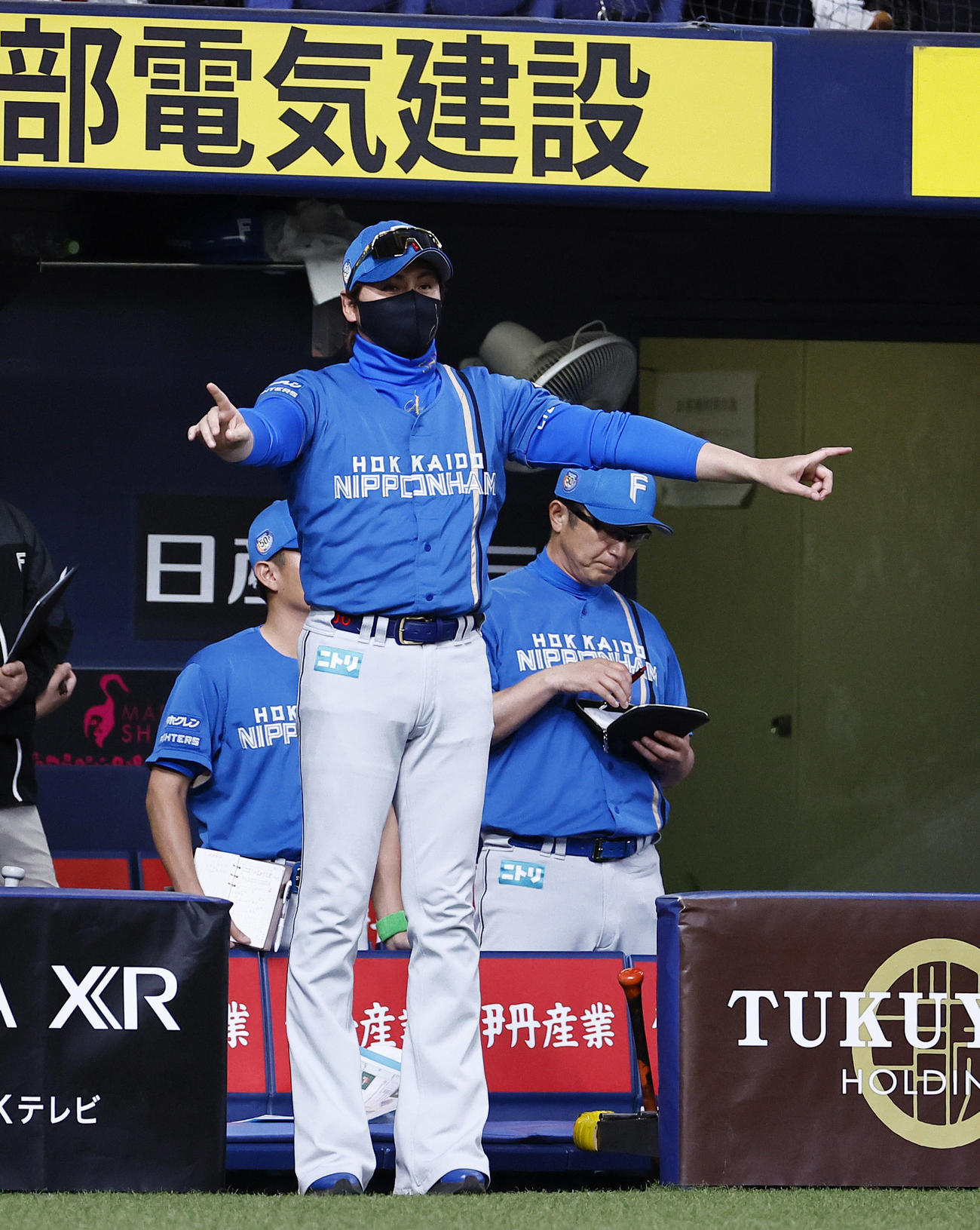 オリックス対日本ハム　6回裏オリックス無死一、二塁、二塁けん制を巡る判定にリクエストを要求する日本ハム新庄監督（撮影・藤尾明華）