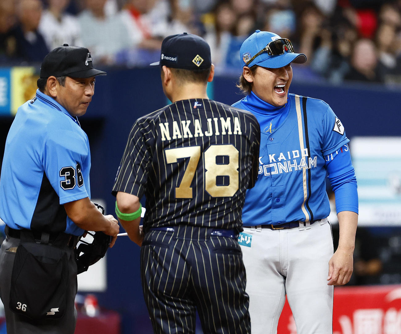 オリックス対日本ハム　オリックス中嶋監督とのメンバー表交換で笑顔を見せる日本ハム新庄監督（右）（撮影・藤尾明華）