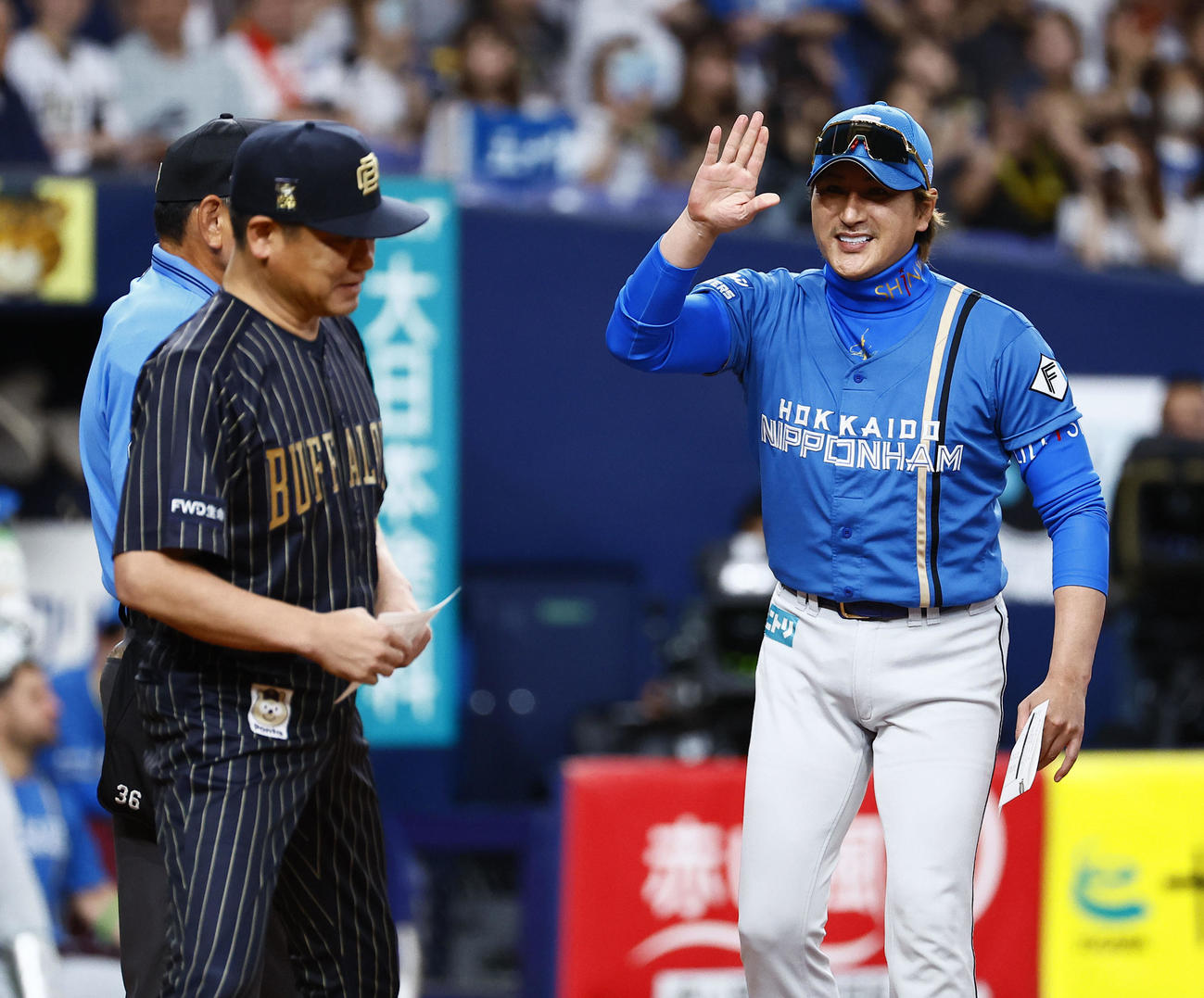 オリックス対日本ハム　オリックス中嶋監督とのメンバー表交換で笑顔を見せる日本ハム新庄監督（右）（撮影・藤尾明華）