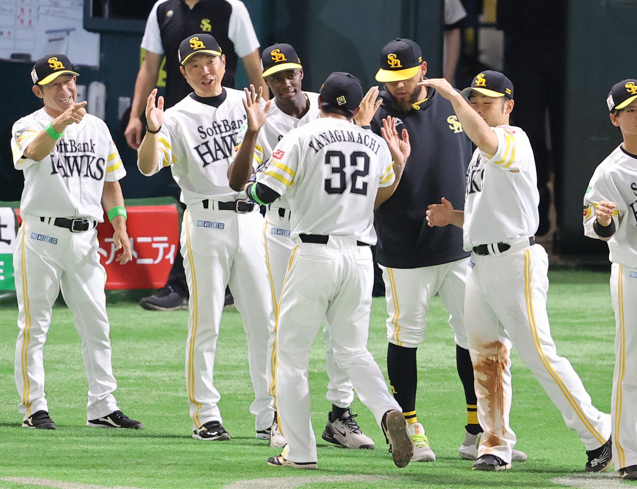 ソフトバンク対楽天　連敗を脱出しハイタッチで柳町を出迎える小久保監督（撮影・梅根麻紀）