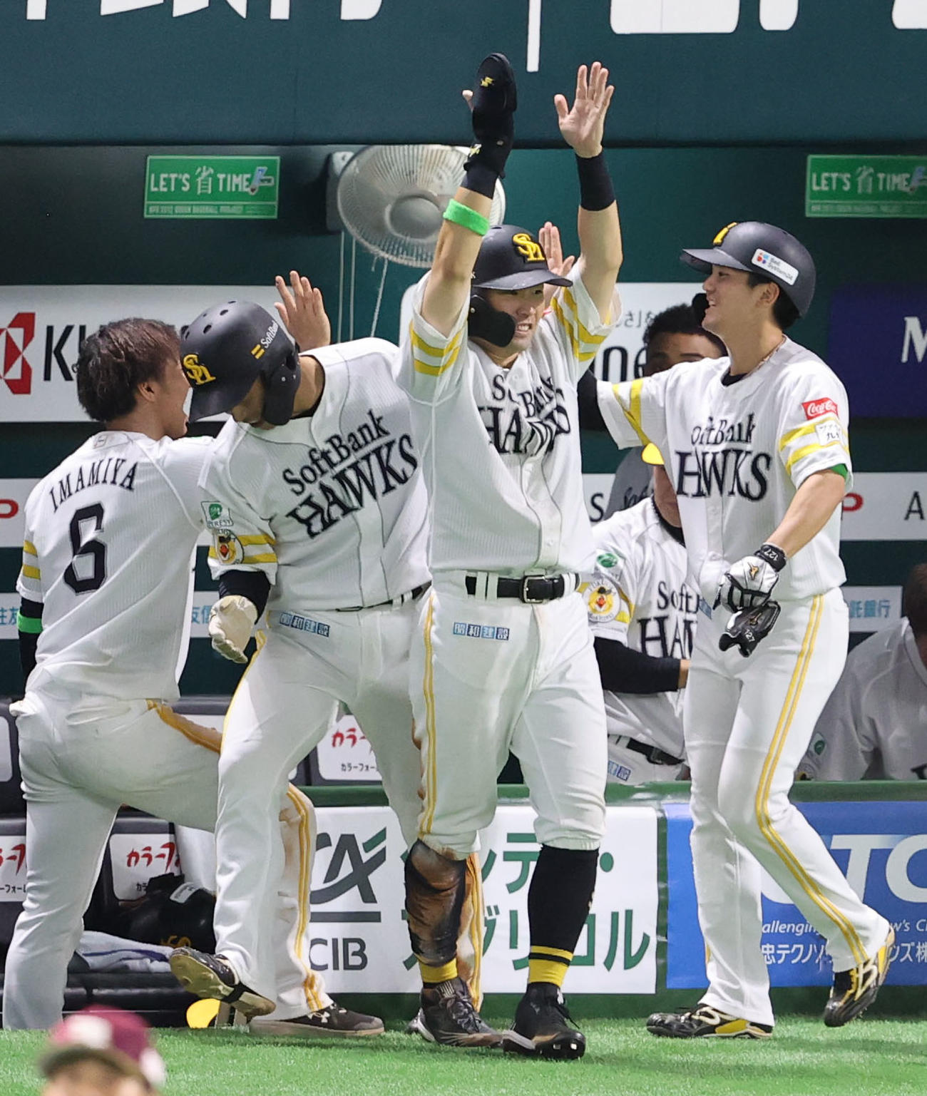 ソフトバンク対楽天　8回裏ソフトバンク2死満塁、柳町の右越え逆転3点適時三塁打で生還した中村晃は柳町に向かって手を振る（撮影・梅根麻紀）