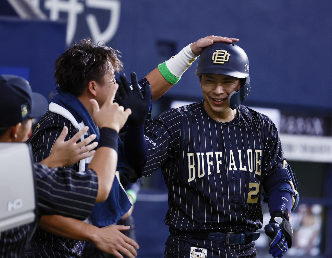 オリックス対日本ハム　8回裏オリックス無死、中越えに本塁打を放ちベンチで杉本（左）らに出迎えられる若月（撮影・藤尾明華）