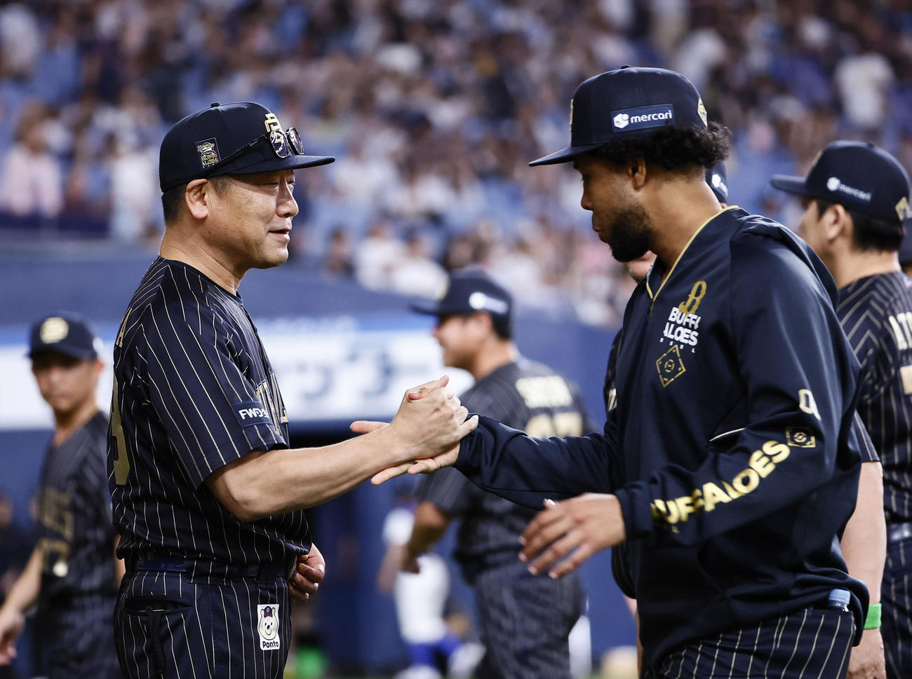 オリックス対日本ハム　日本ハムに勝利し、エスピノーザ（右）と握手を交わすオリックス中嶋監督（撮影・藤尾明華）