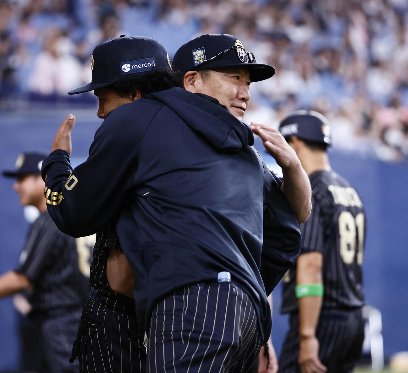 オリックス対日本ハム　日本ハムに勝利し、エスピノーザ（手前）と抱き合うオリックス中嶋監督（撮影・藤尾明華）