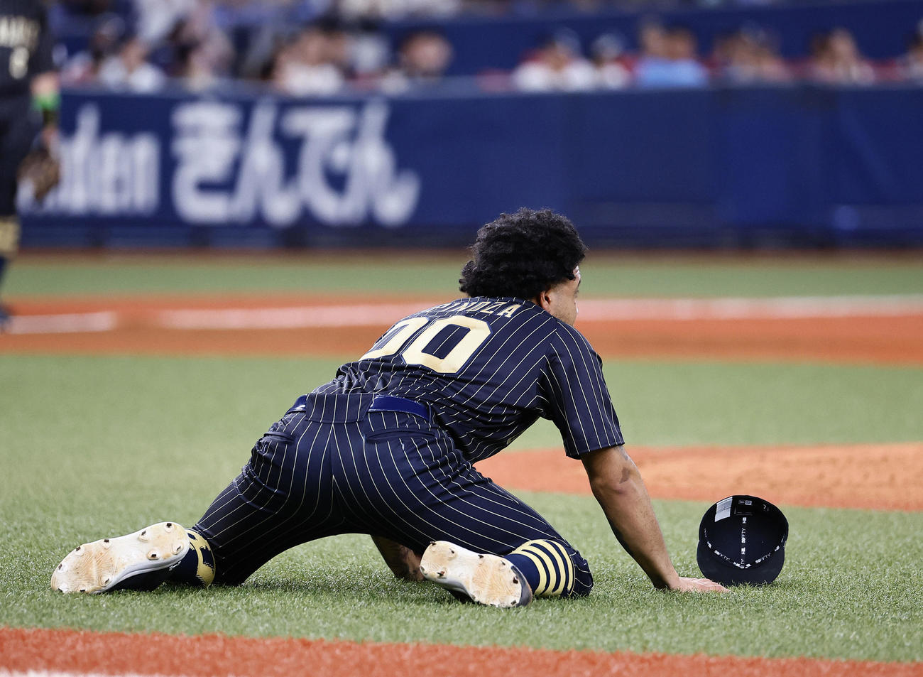 オリックス対日本ハム　5回表日本ハム1死一、三塁、五十幡に投前スクイズを許したエスピノーザ（撮影・藤尾明華）